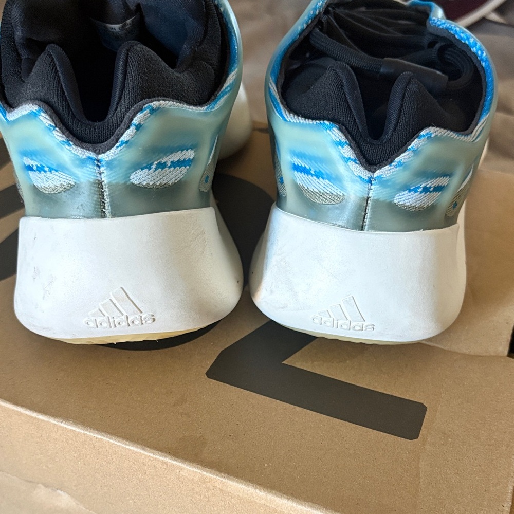 Yeezy 700 - Picture 5 of 10